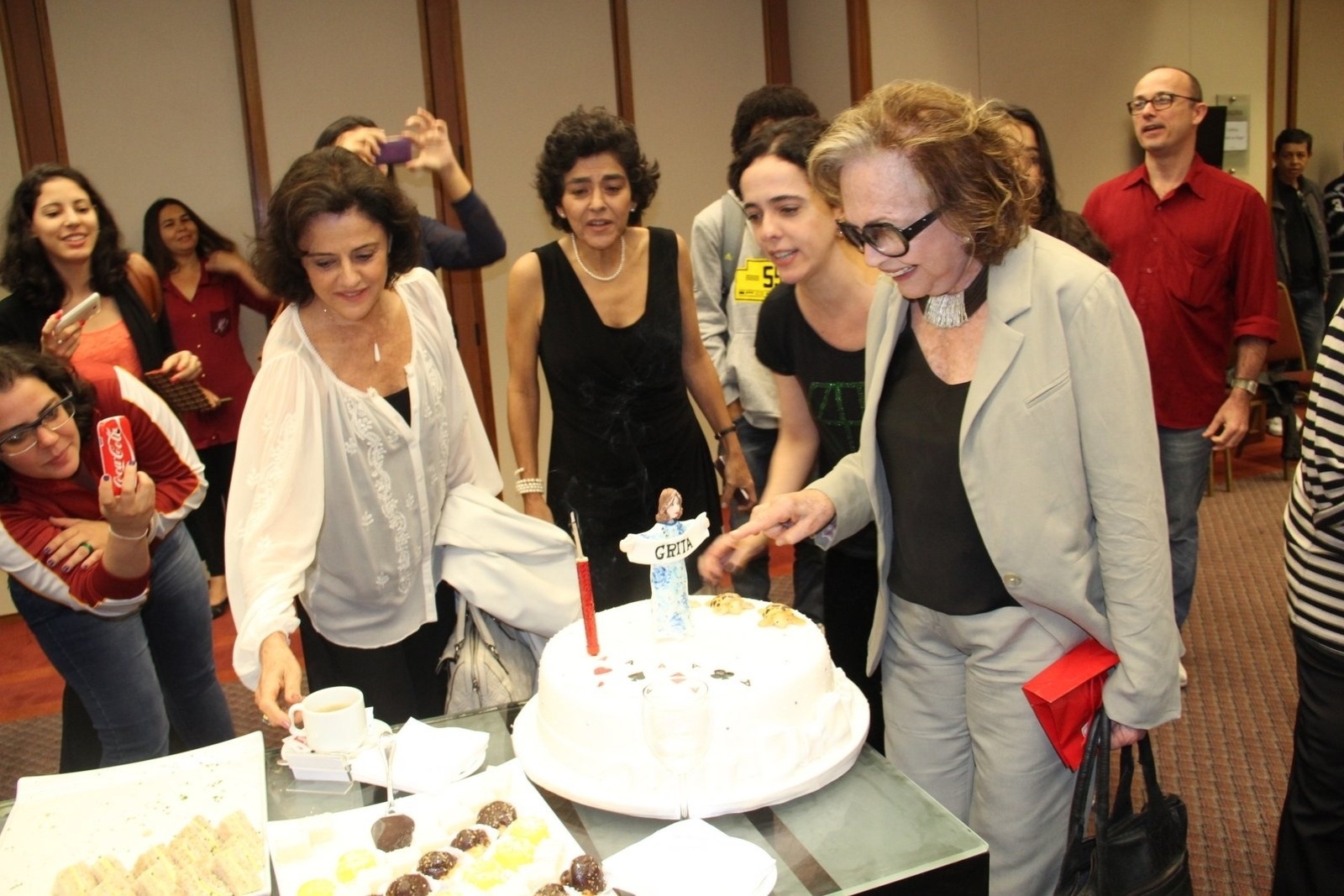 05.ago.2013 - Nathália Thimberg, que completa 84 anos, hoje, recebeu um bolo dos colegas de produção - Rogerio Fidalgo/AgNews