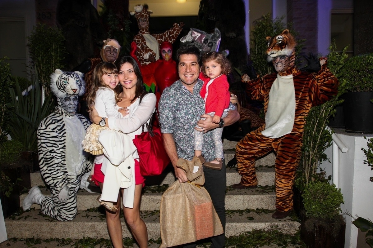 5.ago.2013- Daniel com a esposa e filhos