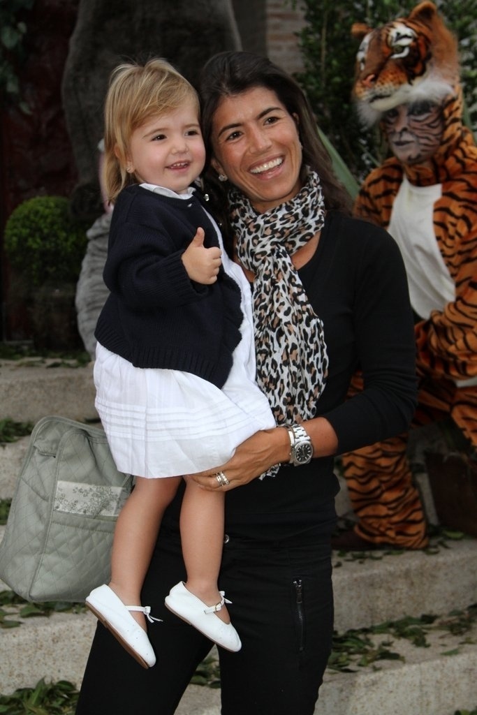 5.ago.2013- Rossana Fitipaldi com a filha na festa de Vittorio