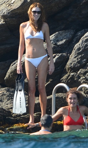 3.ago.2013 - Carla Bruni curtiu dia de sol com os amigos em Saint Tropez, sul da França. A cantora e esposa do ex-presidente francês Nicolas Sarkozy, exibiu o corpo em forma aos 45 anos
