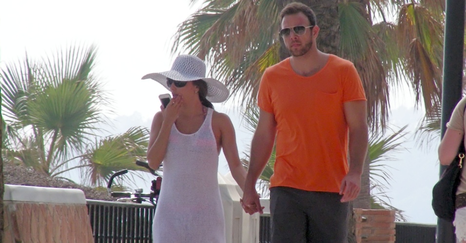 4.ago.2013 - Eva Longloria aproveita dia de sol com o namorado Ernesto Arguello. O casal estava em uma praia em Marbella, na Espanha