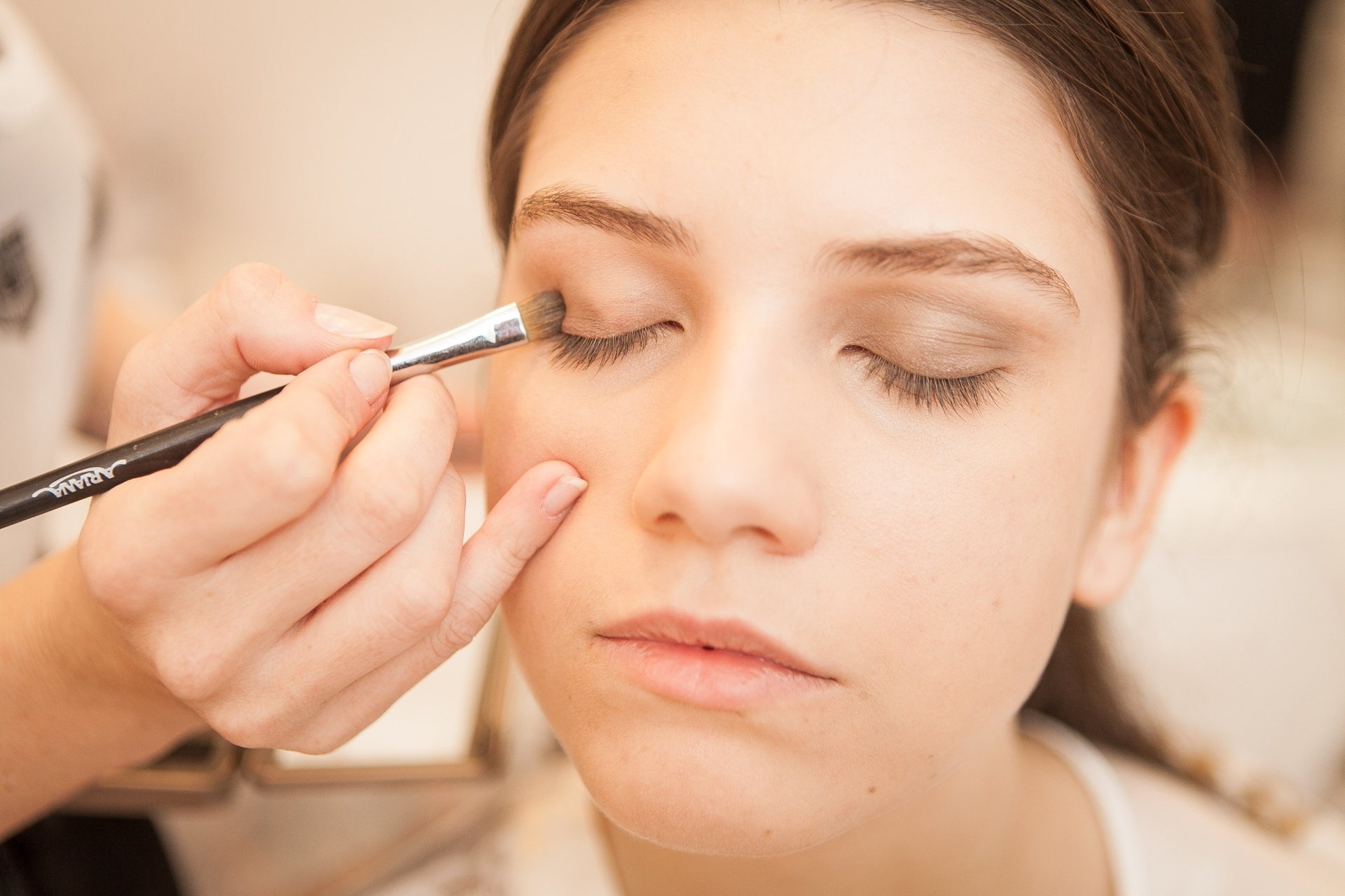 A cor escolhida para aplicar na pálpebra móvel foi o chumbo que, segundo Anita, fica bem em qualquer cor de pele e dá profundidade ao olhar. É só espalhar por toda a pálpebra móvel, mas sem marcar - Rodrigo Capote/UOL