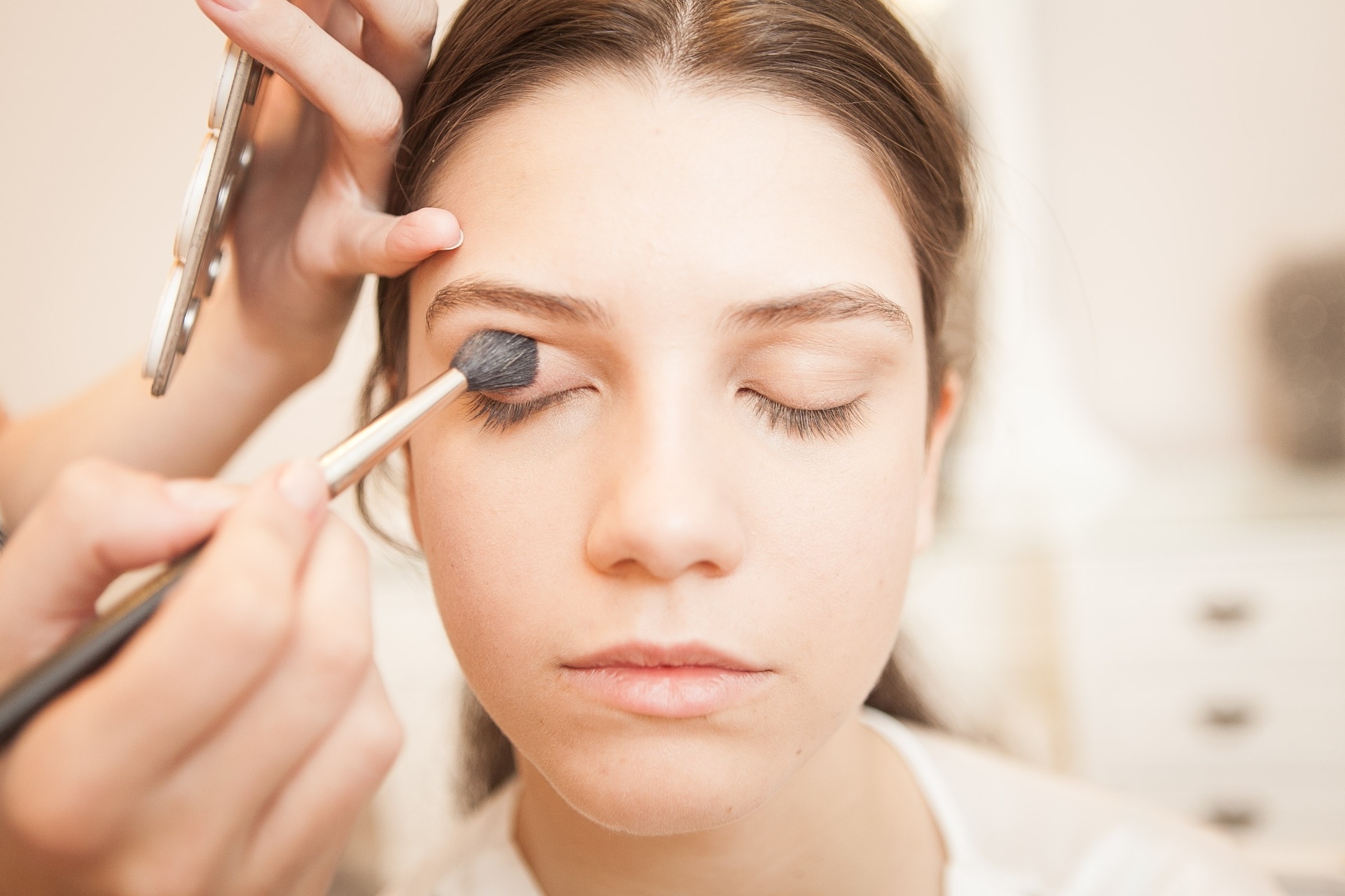 Anita também gosta de usar o corretivo na pálpebra móvel, para fixar melhor e destacar mais a cor da sombra - Rodrigo Capote/UOL