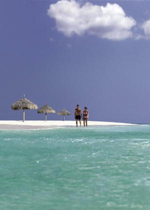 Casal observa praia de Aruba: águas mudam rapidamente e podem enganar turista - Aruba Tourism Authority/Divulgação