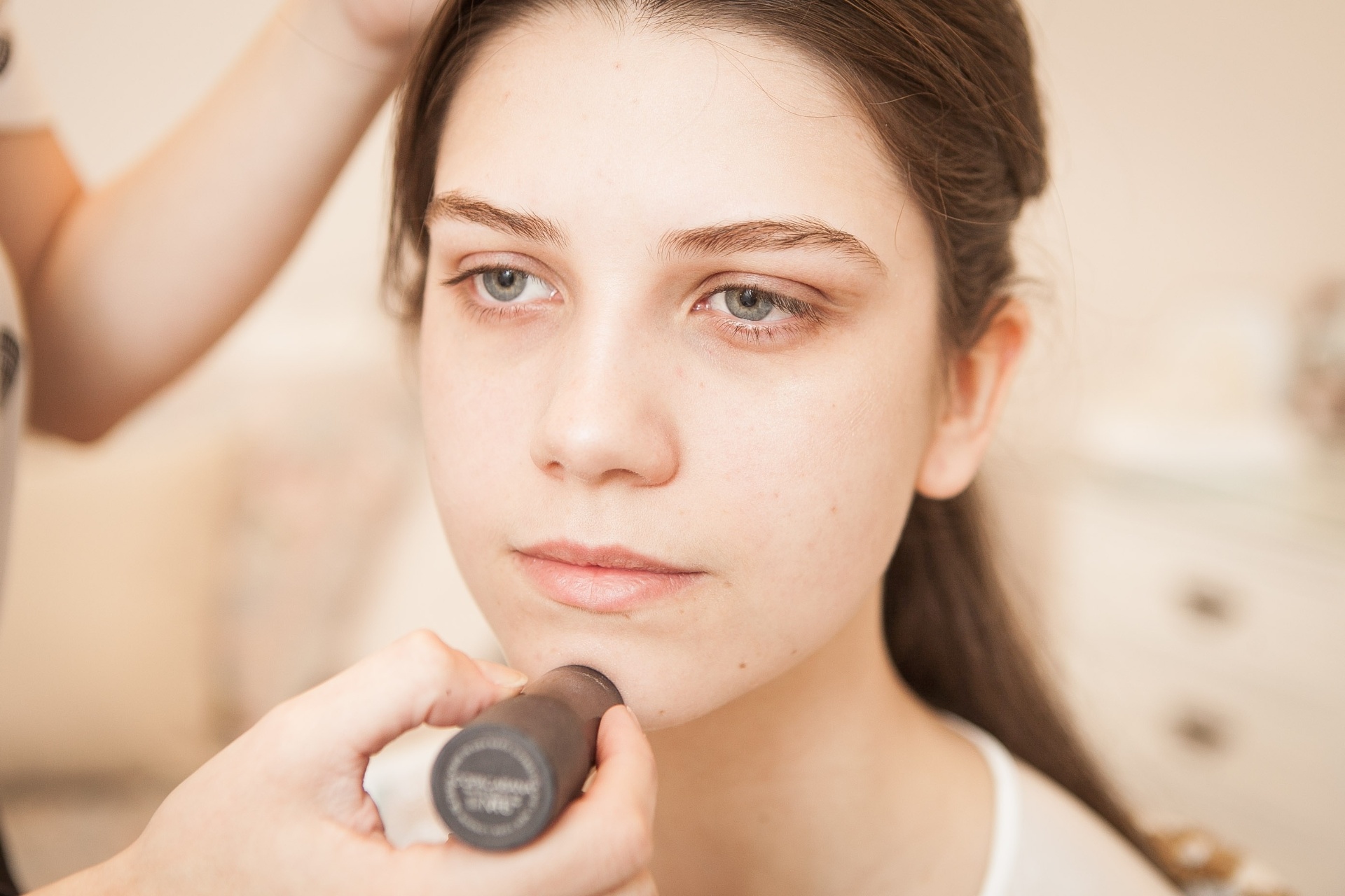 Logo depois, a maquiadora do Magnólia Noivas, Anita Tagliavini, opta por aplicar o iluminador em bastão. "Gosto de usar o iluminador já nessa etapa porque ilumina a pele e parece que o brilho vem de dentro", explica. O produto é aplicado na zona T, têmporas e queixo - Rodrigo Capote/UOL