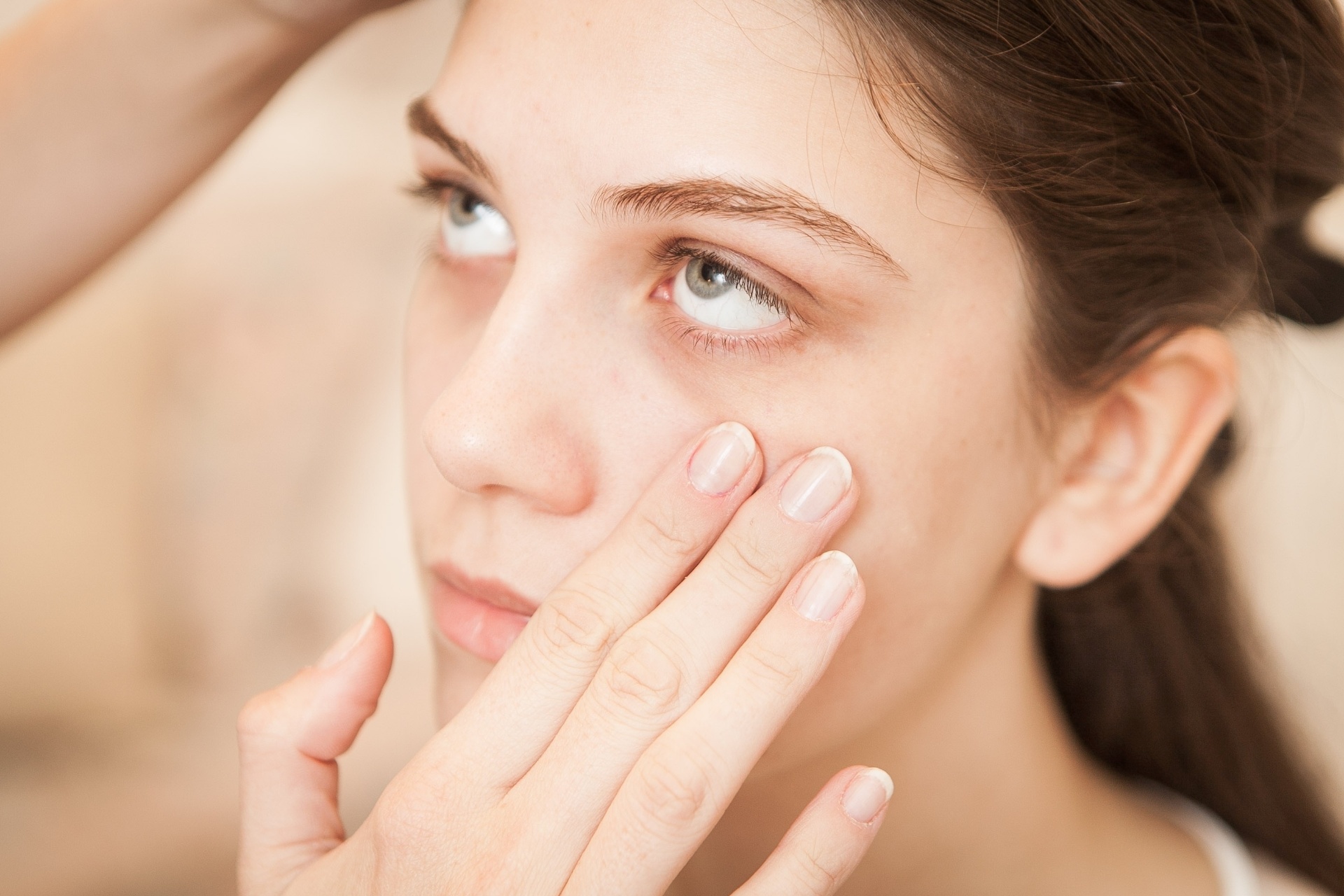 O primeiro passo é passar o primer no rosto todo. A função do produto é, além de diminuir os poros é deixar a pele com uma textura aveludada e fazer com que a maquiagem dure mais tempo. - Rodrigo Capote/UOL