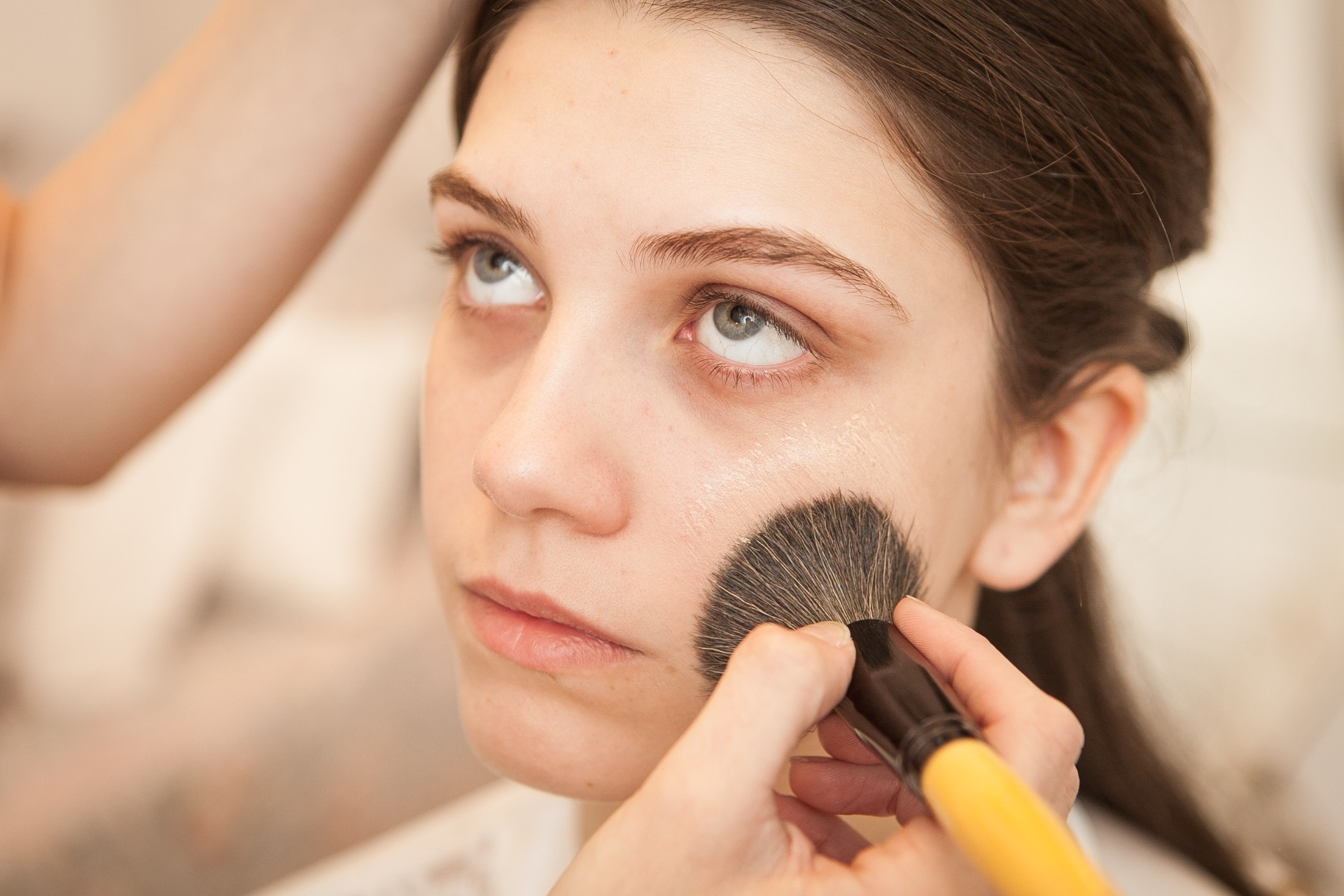 Para fazer a pele, Anita prefere o uso do BB Cream ao invés de base. Na maquiagem de alta definição, quanto menos produto e mais leve for o make, melhor. Por isso, se a pele da noiva não precisa de muita cobertura, o BB Cream é ideal porque além de uniformizar o tom da pele, também tem hidratante", ensina. Mas as noivas que precisarem de uma cobertura maior, podem usar a base. O ideal é aplicar com um pincel de cerdas macias - Rodrigo Capote/UOL