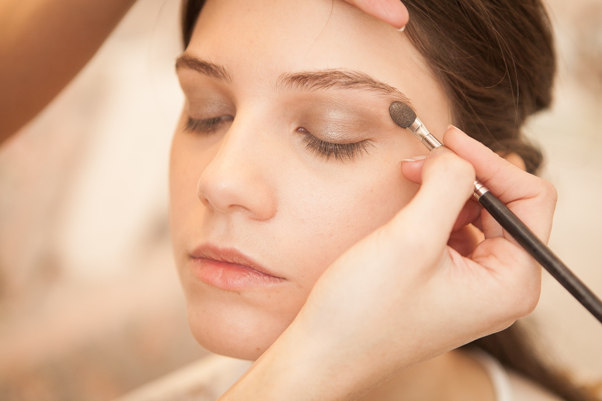 Para iluminar e levantar o olhar, foi usado um tom clarinho, tipo perolado, embaixo da sobrancelha, aplicando da metade para fora - Rodrigo Capote/UOL