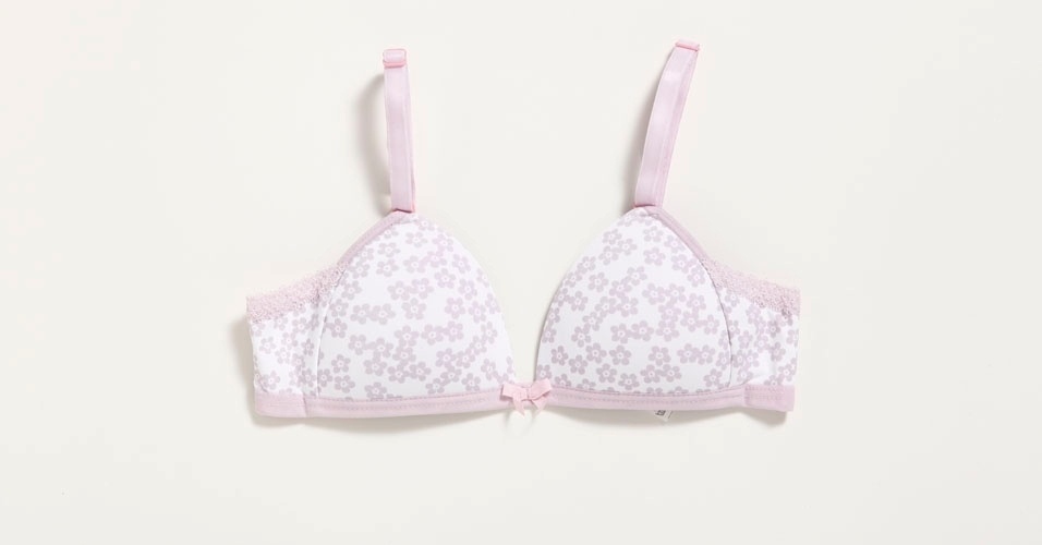 Sutiã de microfibra (90% poliamida e 90% elastano), decorado com renda estreita e delicada nas laterais, da Puket (www.puket.com.br). Disponível em tamanhos para meninas entre dez e 16 anos. R$ 49,90. Preço pesquisado em agosto de 2013 e sujeito a alterações - Divulgação