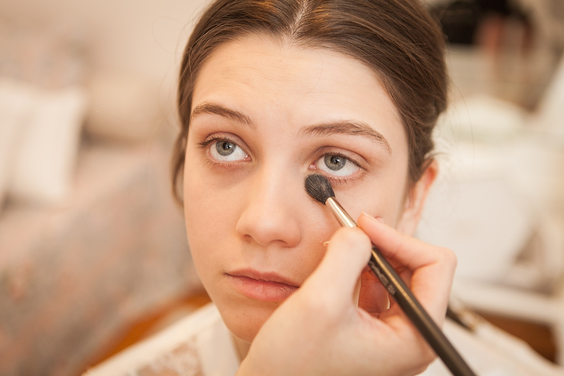 Se ainda restarem imperfeições ou vermelhidões no rosto, basta usar o corretivo para corrigir essas áreas. Anita usa um pincel fofo, de esfumar para aplicar o corretivo. Tudo para não deixar marcas de pincel na pele. - Rodrigo Capote/UOL