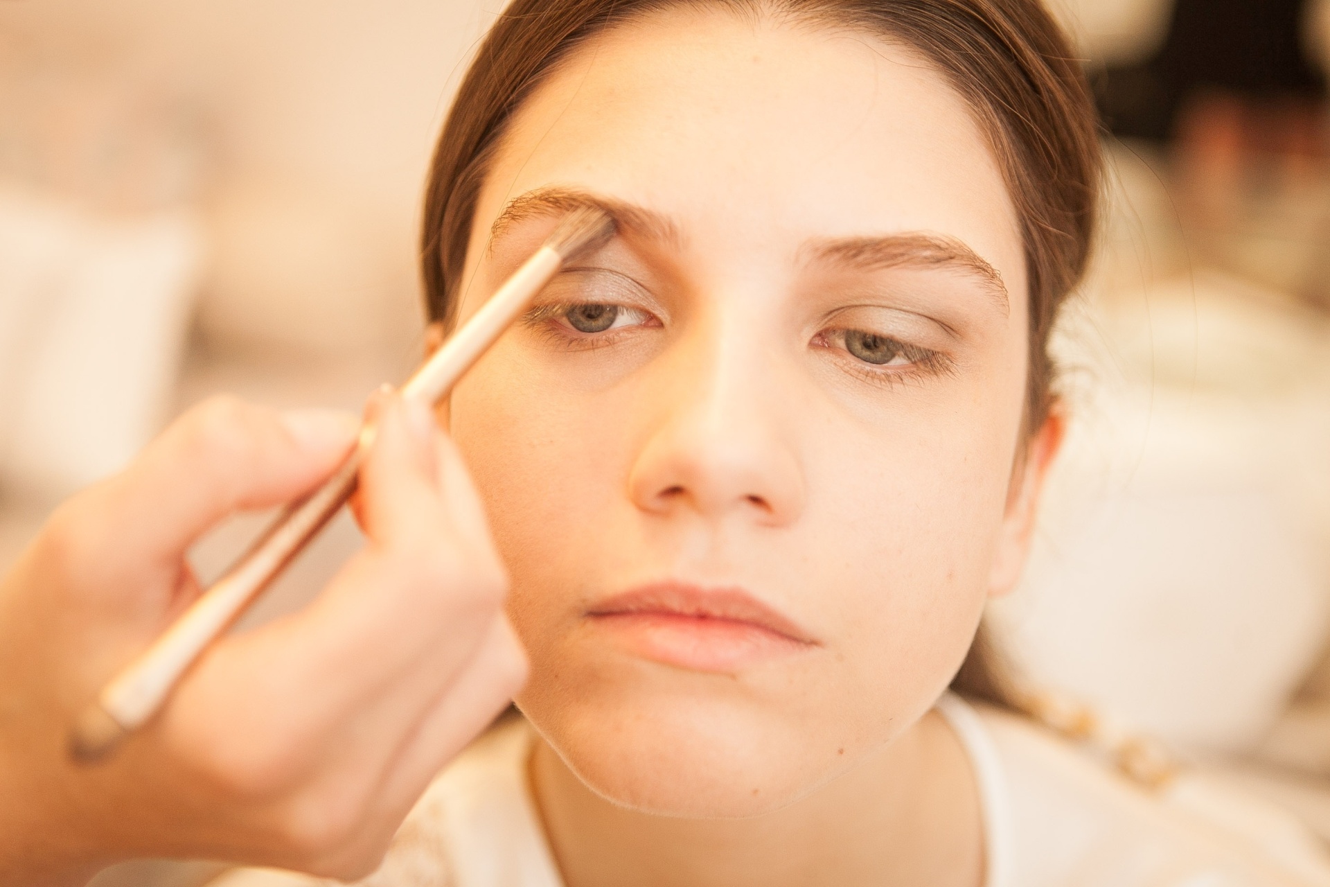 Um truque para abrir o olhar, é usar sombra marrom clara esfumada no côncavo interno do olho. "Mulheres que têm os olhos muito juntos, não podem fazer esse truque porque ele dá a impressão de olhos ainda mais juntos", alerta Anita - Rodrigo Capote/UOL