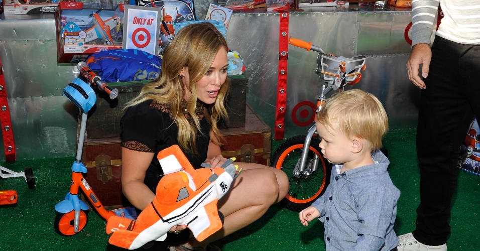 5.ago.2013 -  A atriz Hilary Duff e seu filho Luca brincam na première mundial da nova animação da Disney, "Aviões". O filme estreia no Brasil no dia 13 de setembro em cópias 3D