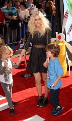 5.ago.2013 - Ashlee Simpson levou os filhos para a estreia mundial de "Aviões", novo filme da Disney