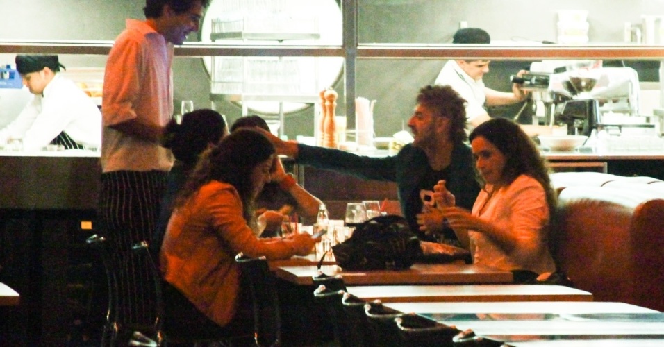 6.ago.2013 - A cantora Daniela Mercury sai para jantar com a namorada Malu Verçosa e amigos no restaurante Spot, em São Paulo