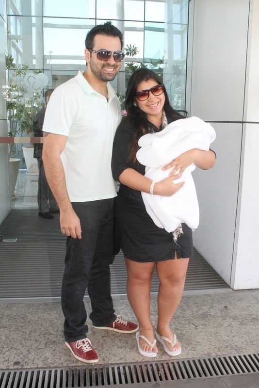 6.ago.2013 - Ex-BBB Priscila Pires deixa maternidade acompanhada do marido