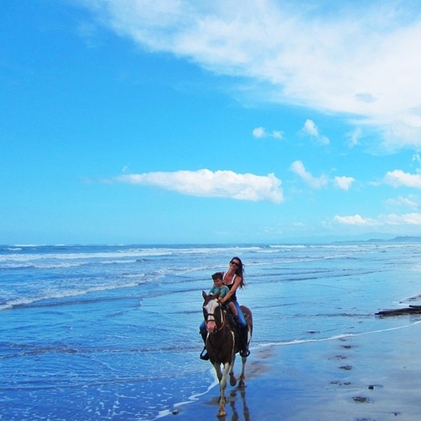 6.ago.2013 - Gisele Bündchen anda a cavalo com o filho Benjamin em uma praia e publica foto no Instagram