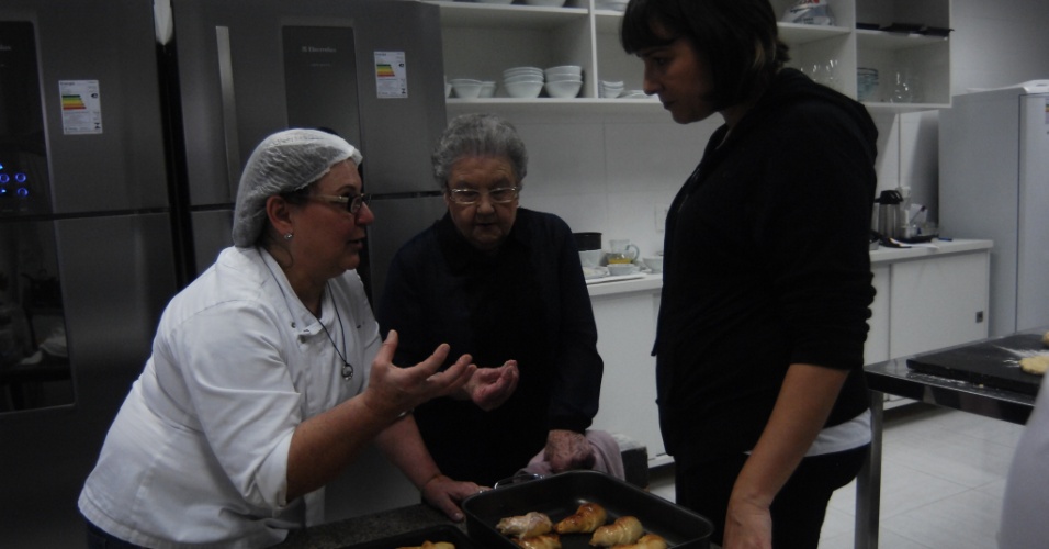 7.ago.2013 - Palimirinha verifica a qualidade do pãozinho de coco que iria apresentar ao público e reprova o resultado