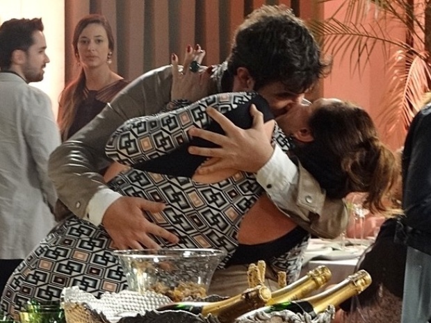 Em "Sangue Bom", Damáris e Vitinho se beijam no meio de festa e Lucindo dá soco nele