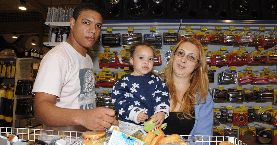 MercadoCar: Renan Admilson Pedreira da Silva, Jurema de Freitas e Maria Eduarda (criança) - Murilo Góes/UOL