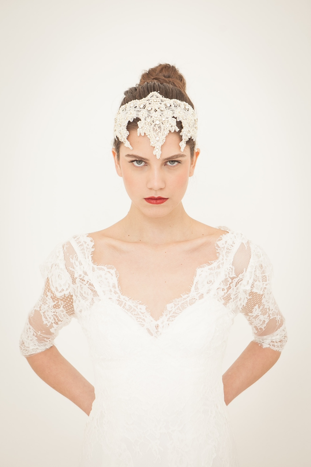 Para se casar com um make digno de cinema, não precisa exagerar na dose. Pelo contrário. O truque é usar o mínimo de maquiagem possível para ficar linda e natural nas fotos e filme do casamento. Anita Tagliavini e Rachel Ramos, da Magnólia Noivas (www.magnolianoivas.com.br), ensinam a fazer um look com a cara de Hollywood, inspirado no icônico visual que a atriz Grace Kelly apresentou em seu casamento com Rainier III, Príncipe de Mônaco, em 1956 - Rodrigo Capote/UOL