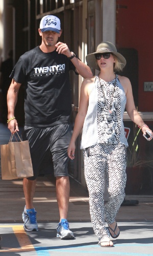 5.ago.2013 - Kaley Cuoco, a Penny de "The Big Bang Theory", passeia com o novo namorado em Los Angeles