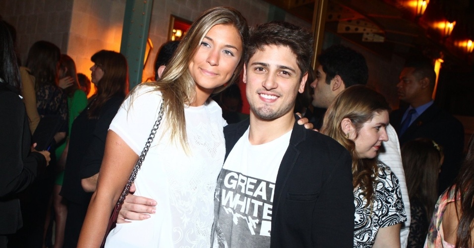 6.ago.2013 - Daniel Rocha com a namorada na inauguração do restaurante Paris 6 na Barra da Tijuca, no Rio de Janeiro