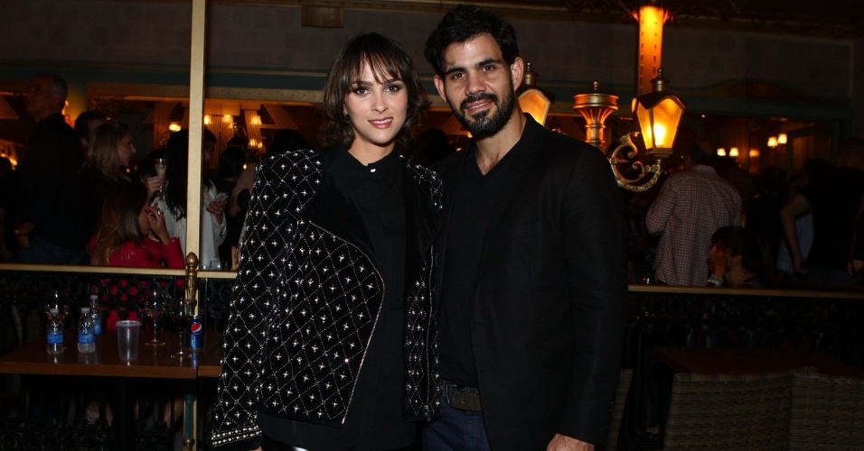6.ago.2013 - Juliano Cazarré com a mulher, Letícia, na inauguração do restaurante Paris 6 na Barra da Tijuca, no Rio de Janeiro