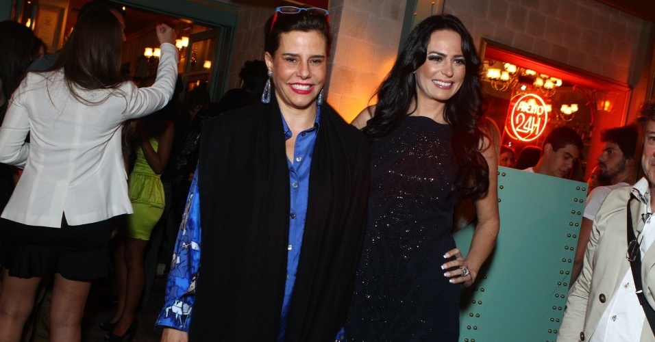 6.ago.2013 - Narcisa Tamborindeguy e Cozete Gomes na inauguração do restaurante Paris 6 na Barra da Tijuca, no Rio de Janeiro