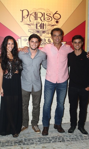 6.ago.2013 - Yanna Lavigne e Bruno Gissoni, com o pai, Beto Simas, e o irmão Felipe Simas na inauguração do restaurante Paris 6 na Barra da Tijuca, no Rio de Janeiro