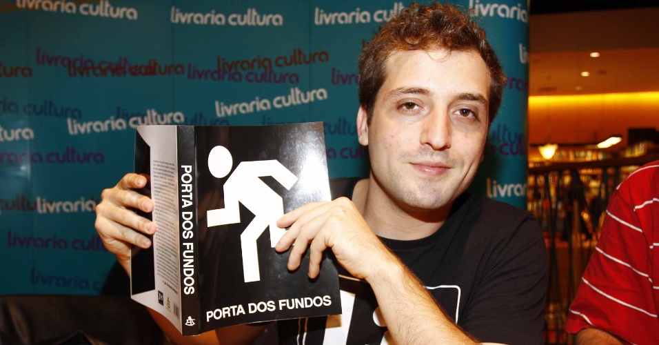7.ago.2013 - Gregório Duvivier participou do lançamento do livro do canal Porta dos Fundos nesta quarta em um livraria, em São Paulo. O livro reúne 37 roteiros das esquetes que já foram exibidas na internet