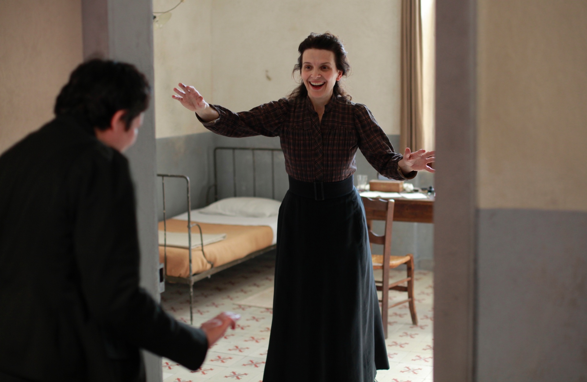 Cena do filme "Camille Claudel, 1915", de Bruno Dumont. O longa conta a história de uma mulher, interpretada por Juliette Binoche, que é internada num hospício no sul da França por sua família. Em pleno inverno, ela aguarda a chegada de seu irmão, Paul (Jean-Luc Vincent) - Divulgação/California Filmes