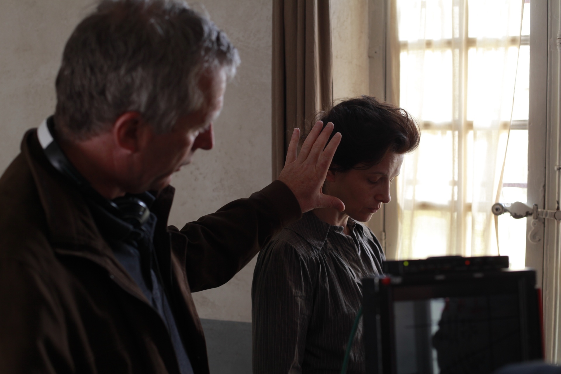 O diretor Bruno Dumont dirige cena do filme "Camille Claudel, 1915". O longa conta a história de uma mulher, interpretada por Juliette Binoche, que é internada num hospício no sul da França por sua família. Em pleno inverno, ela aguarda a chegada de seu irmão, Paul (Jean-Luc Vincent) - Divulgação/California Filmes