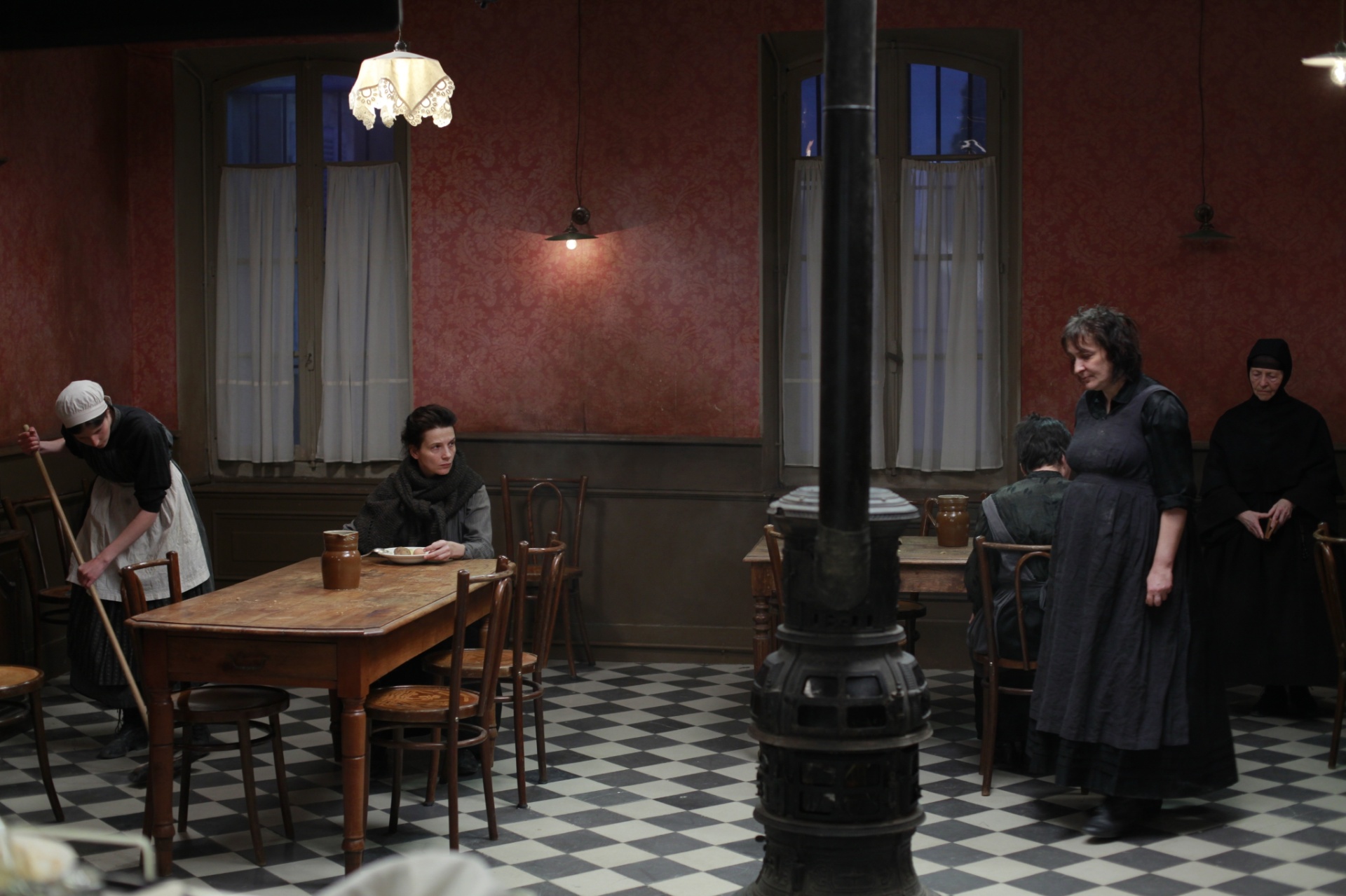 Cena do filme "Camille Claudel, 1915", de Bruno Dumont. O longa conta a história de uma mulher, interpretada por Juliette Binoche, que é internada num hospício no sul da França por sua família. Em pleno inverno, ela aguarda a chegada de seu irmão, Paul (Jean-Luc Vincent) - Divulgação/California Filmes