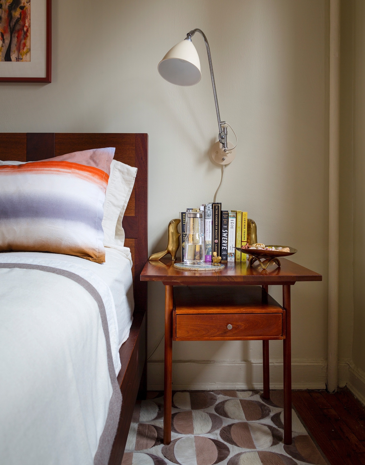 (imagem do NYT, usar apenas no respectivo material) ... enquanto à esquerda da cama, sobre a mesinha, ficam os livros que a designer deseja ler, mas ainda não arranjou tempo - Trevor Tondro/ The New York Times