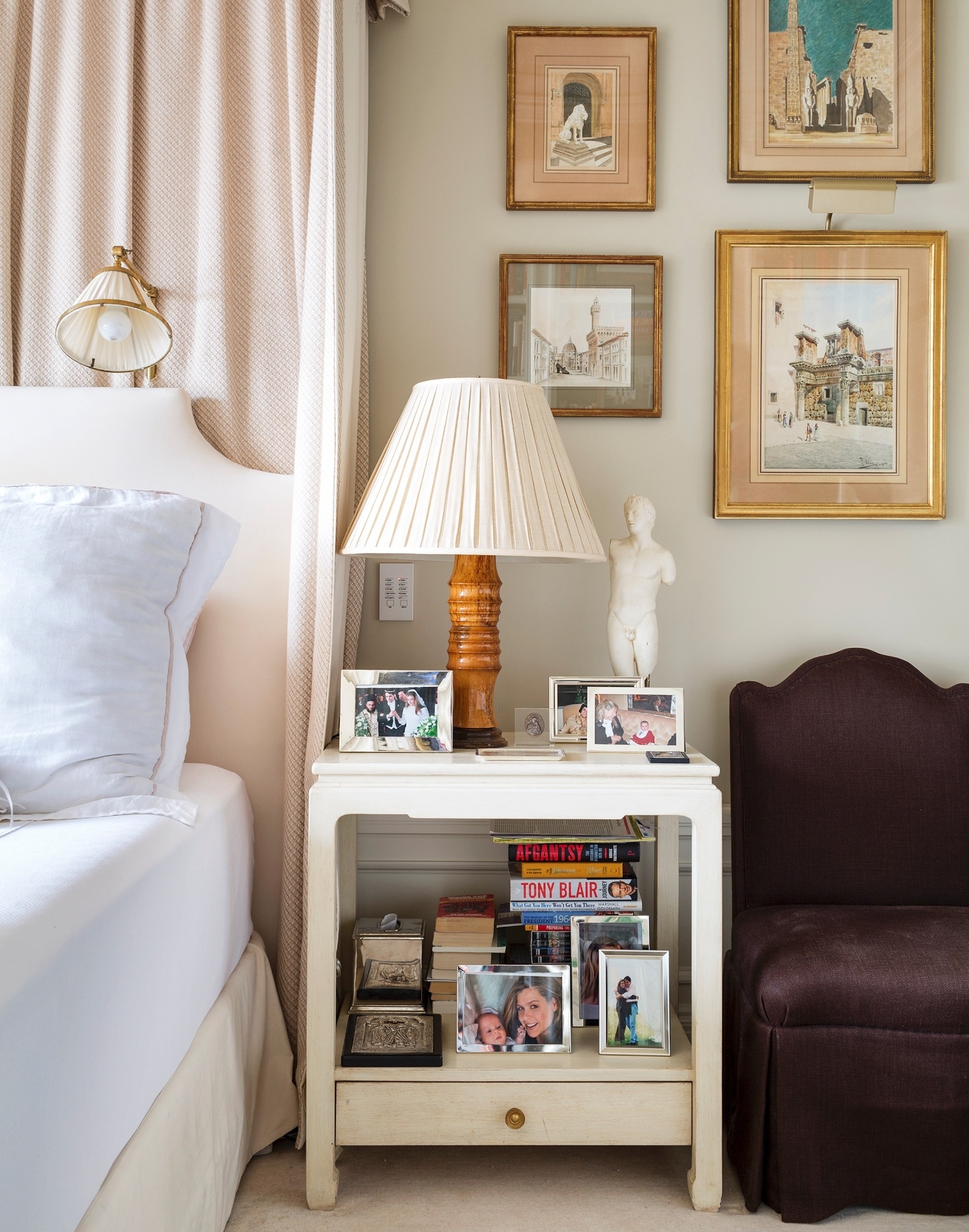 (imagem do NYT, usar apenas no respectivo material) ...a mesinha junto à cabeceira do marido de Alexa mantém o padrão decorativo do quarto e se assemelha a da esposa - Trevor Tondro/ The New York Times