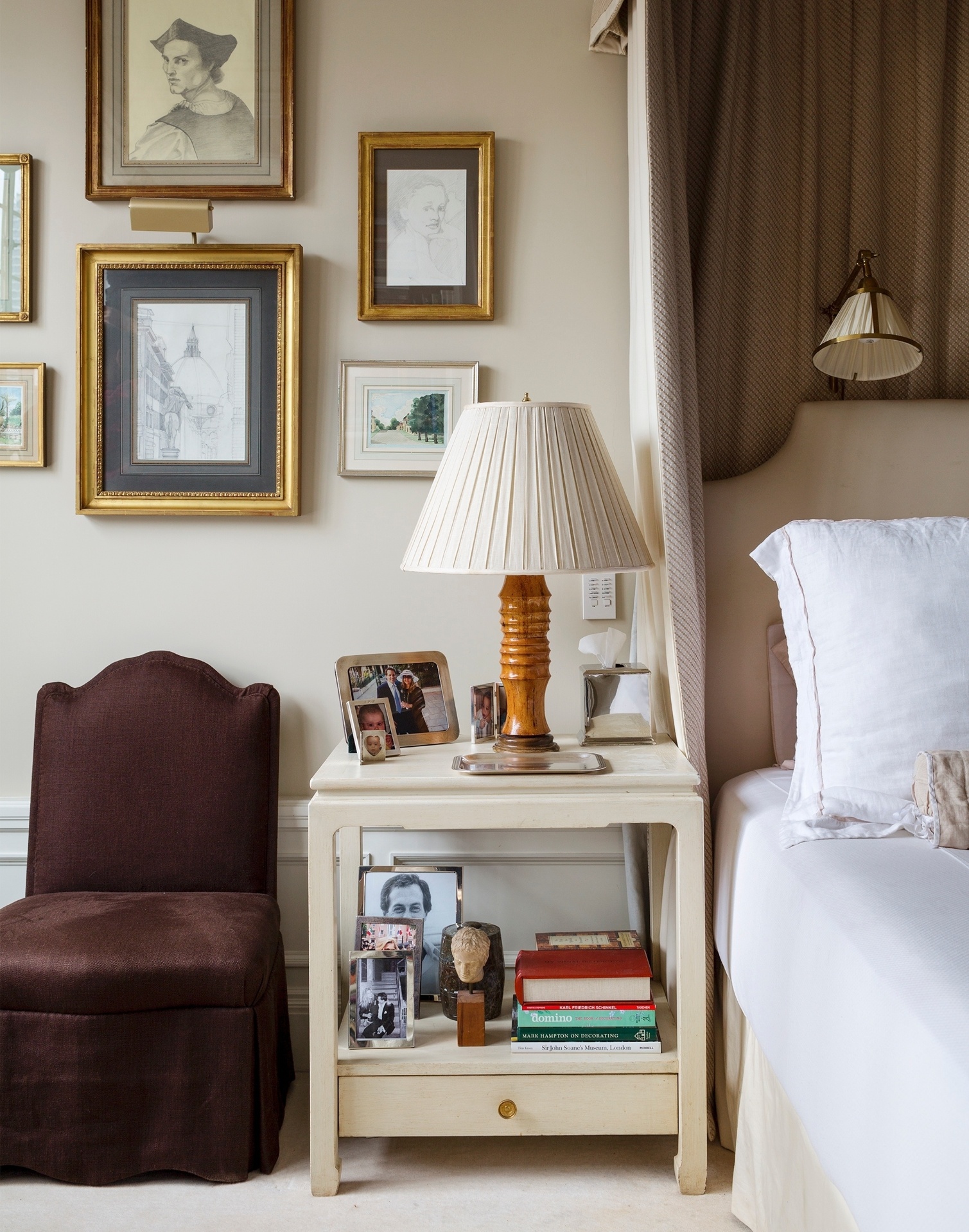 (imagem do NYT, usar apenas no respectivo material) Alexa Hampton mantém fotos de seu marido e de seus filhos no criado-mudo, bem como de seus pais, na prateleira mais baixa da mesinha. Há também um abajur e uma caixa de lenços de papel, entre outros objetos - Trevor Tondro/ The New York Times