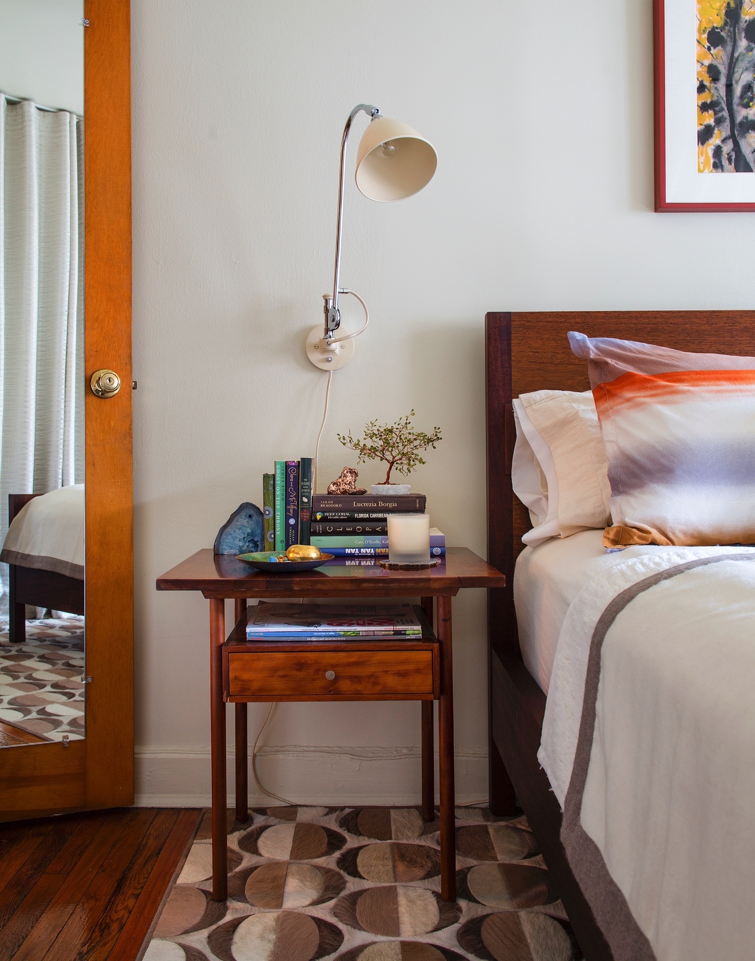 (imagem do NYT, usar apenas no respectivo material) Amy Lau, designer em Manhatta, defende que as mesas de cabeceira são reflexos íntimos da personalidade de seus usuários. À direita da cama, o móvel apoia os livros que estão sendo lidos e objetos significativos: como a arvorezinha comprada em uma viagem à Buenos Aires e a vela perfumada de jasmim - Trevor Tondro/ The New York Times