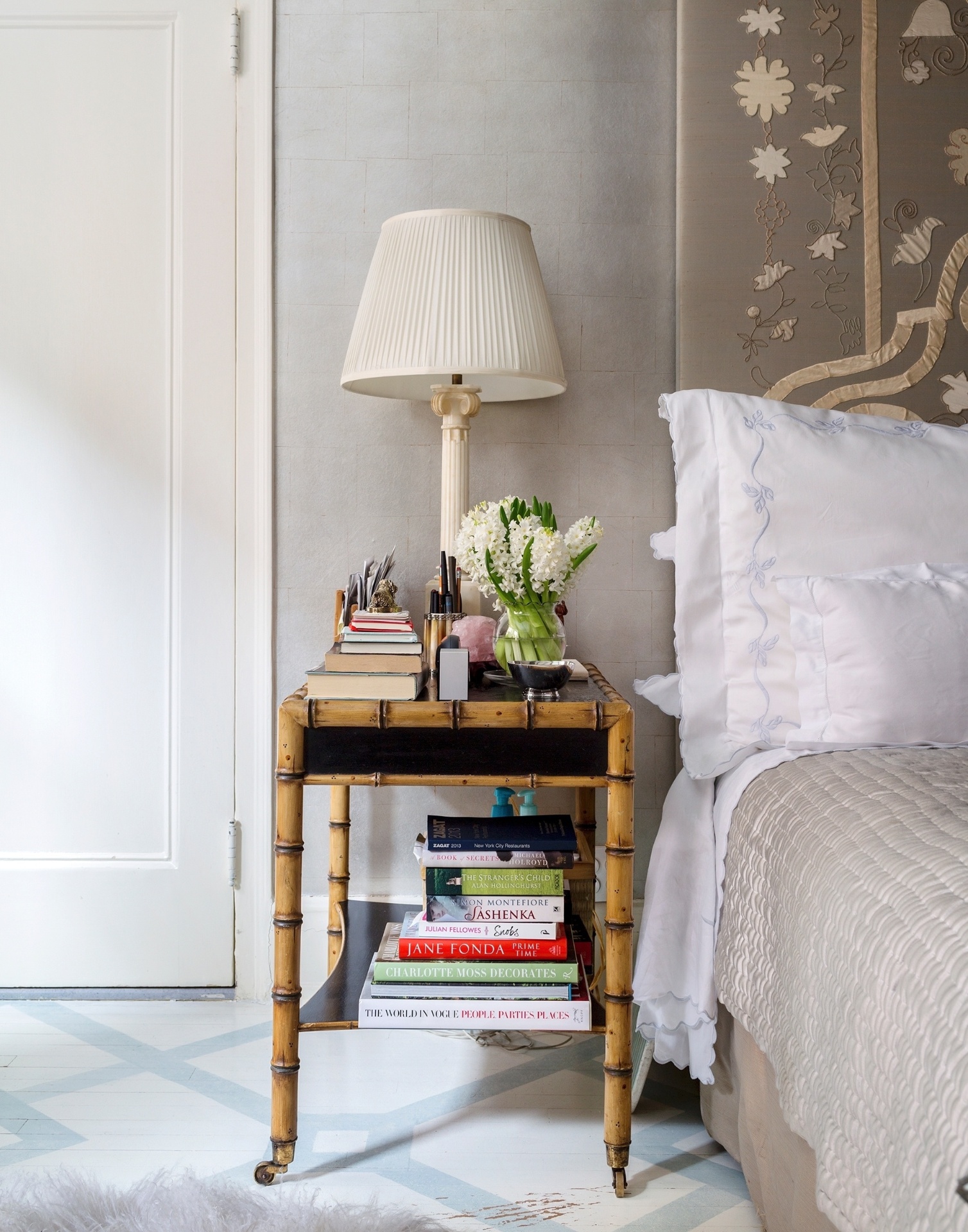 (imagem do NYT, usar apenas no respectivo material) Bunny Williams gosta de um criado-mudo bem abastecido: há muitos livros, objetos de decoração e um abajur no móvel à direita da cama... - Trevor Tondro/ The New York Times