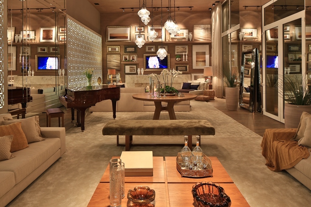 No Lounge 20 Anos Casa Cor Paraná, criado por Elaine Zanon e Claudia Machado, o destaque fica por conta da parede  constituída por cobogós, à esquerda. A 20ª Casa Cor PR fica em cartaz até 15 de setembro de 2013, na Sede Social União Juventus (rua José Izidoro Biazetto, nº 1.000), em Curitiba. Outras informações: www.casacor.com.br/parana/ - Manoel Guimarães/ Divulgação