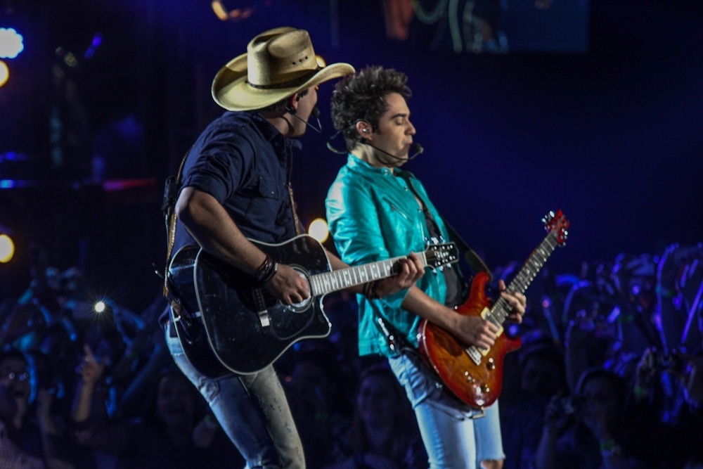 7.ago.2013 - Com atraso de 1h30, Fernando e Sorocaba entraram no palco desembarcando de um ônibus 3D.  O show ocorreu no Espaço das Américas, em São Paulo - Claudio Augusto/Foto Rio News