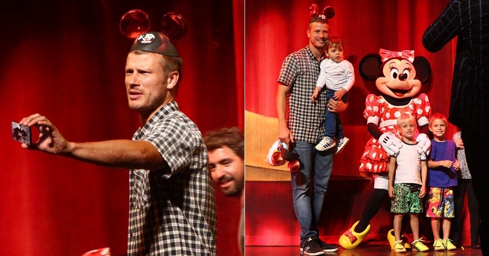 7.ago.2013 - Rodrigo Hilbert usa um chapéu com orelhas do Mickey ao fotografar com os filhos e outras crianças no fim do espetáculo "Festival Musical do Mickey"
