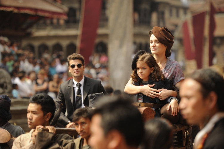 8.ago.2013 - Bruno Gagliasso e Bianca Bin e Mel Maia gravam cenas da próxima novela das seis no Nepal