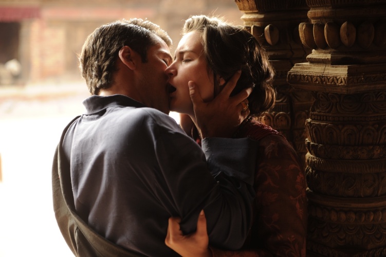 8.ago.2013 - Bruno Gagliasso e Bianca Bin se beijam em gravação da novela "Jóia Rara" no Nepal. A produção gravou no país cenas da primeira e da segunda fase da trama de Thelma Guedes e Duda Rachid