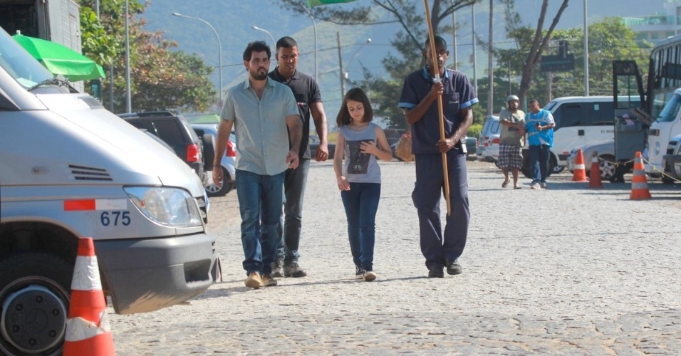 8.ago.2013 - Juliano Cazarré e Klara Castanho gravaram cenas de "Amor à Vida" na zona oeste do Rio. Na trama, Ninho (Cazarré) sequestra Paulinha (Castanho)