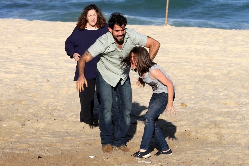 8.ago.2013 - Juliano Cazarré, Klara Castanho e Neusa Maria Faro gravaram cenas de "Amor à Vida" na zona oeste do Rio. Na trama, Ninho (Cazarré) sequestra Paulinha (Castanho)