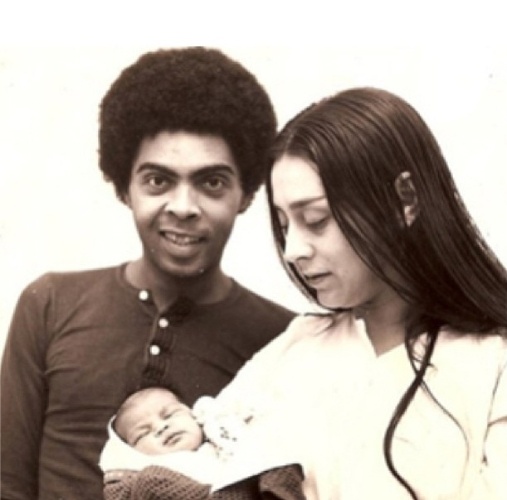 8.ago.2013 - Preta Gil comemora os 39 anos com foto em que aparece no colo dos pais, Sandra e Gilberto Gil