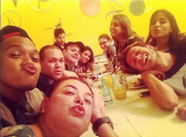 8.ago.2013 - Preta Gil comemorou um dia antes seu aniversário de 39 anos com amigos famosos em churrascaria no Rio de Janeiro.