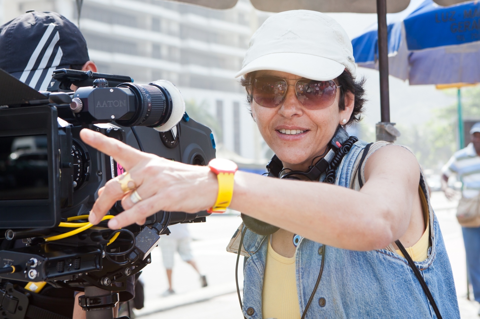 Betse de Paula nas filmagens de "Vendo ou Alugo". O filme narra a história de uma família de classe média de quatro gerações de mulheres que vivem num casarão em ruínas, herança da bisavó, localizado na beira de um morro, de frente para uma favela tumultuada por tiroteios, apesar das UPPs. O clã decide então vender o imóvel. - Divulgação