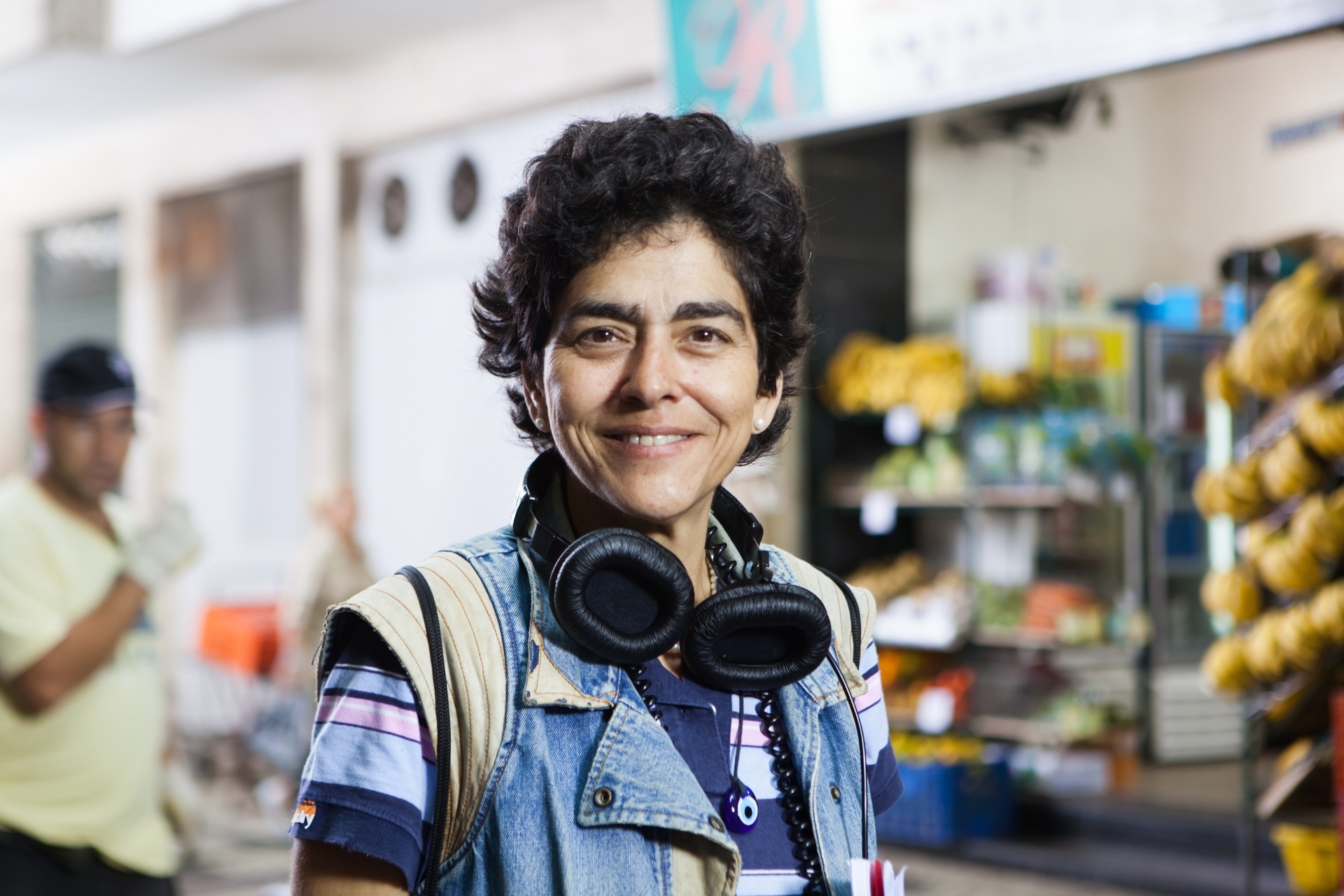 Betse de Paula nas filmagens de "Vendo ou Alugo". O filme narra a história de uma família de classe média de quatro gerações de mulheres que vivem num casarão em ruínas, herança da bisavó, localizado na beira de um morro, de frente para uma favela tumultuada por tiroteios, apesar das UPPs. O clã decide então vender o imóvel. - Divulgação