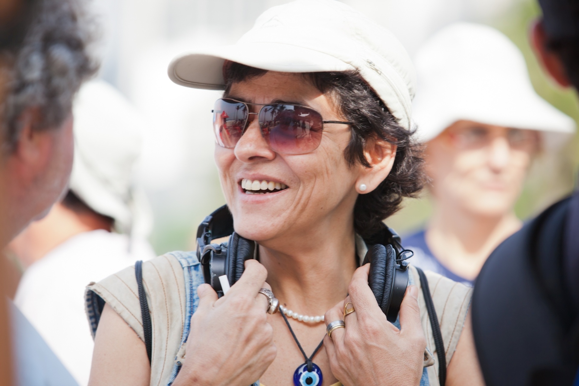 Betse de Paula nas filmagens de "Vendo ou Alugo". O filme narra a história de uma família de classe média de quatro gerações de mulheres que vivem num casarão em ruínas, herança da bisavó, localizado na beira de um morro, de frente para uma favela tumultuada por tiroteios, apesar das UPPs. O clã decide então vender o imóvel. - Divulgação